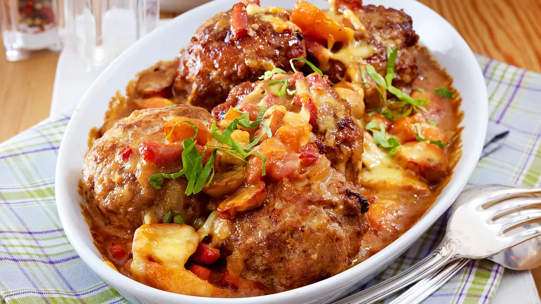 Überbackene Jäger-Frikadellen Rezept - Foto: LECKER @ Bauer Media Group Überbackene Jäger-Frikadellen Rezept - Foto: LECKER @ Bauer Media Group