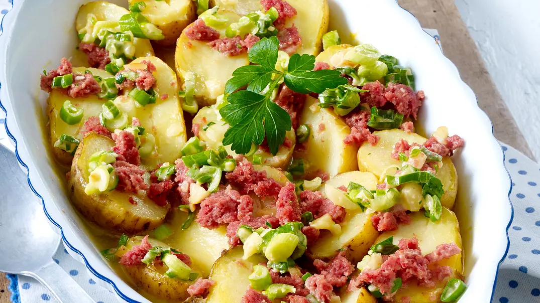 Überbackene Kartoffeln mit Lauchzwiebel-Stippe Rezept - Foto: LECKER @ Bauer Media Group Überbackene Kartoffeln mit Lauchzwiebel-Stippe Rezept - Foto: LECKER @ Bauer Media Group