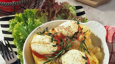Überbackene Kartoffeln mit Zwiebeln und Ziegenkäse Rezept - Foto: LECKER @ Bauer Media Group