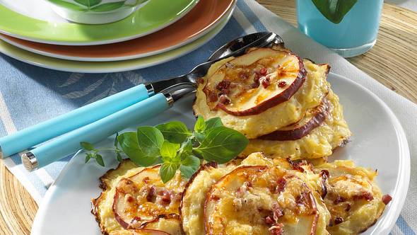 Überbackene Kartoffelplätzchen vom Blech zu Apfelmus Rezept - Foto: Maass