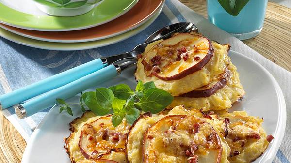 Überbackene Kartoffelplätzchen vom Blech zu Apfelmus Rezept - Foto: Maass