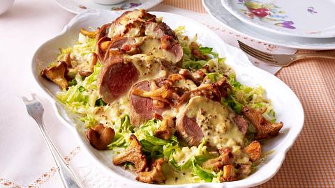 Überbackene Lendchen mit Pfifferlingsrahm Rezept - Foto: House of Food / Bauer Food Experts KG