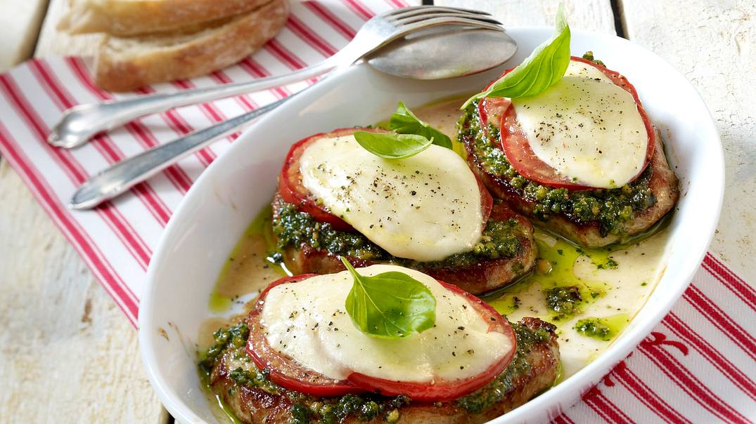 Überbackene Minutensteaks „caprese“ Rezept - Foto: LECKER @ Bauer Media Group