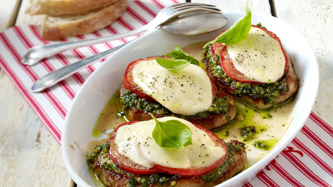 Überbackene Minutensteaks „caprese“ Rezept - Foto: LECKER @ Bauer Media Group Überbackene Minutensteaks „caprese“ Rezept - Foto: LECKER @ Bauer Media Group