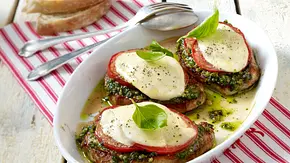 Überbackene Minutensteaks „caprese“ Rezept - Foto: LECKER @ Bauer Media Group
