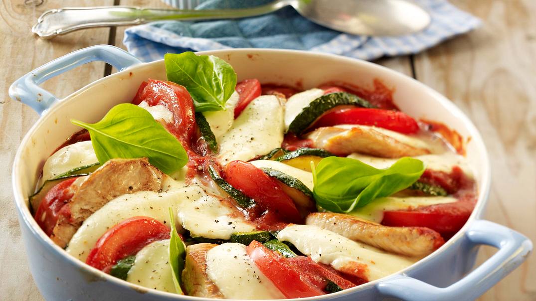Überbackene Minutensteaks in Tomatensoße Rezept - Foto: LECKER @ Bauer Media Group