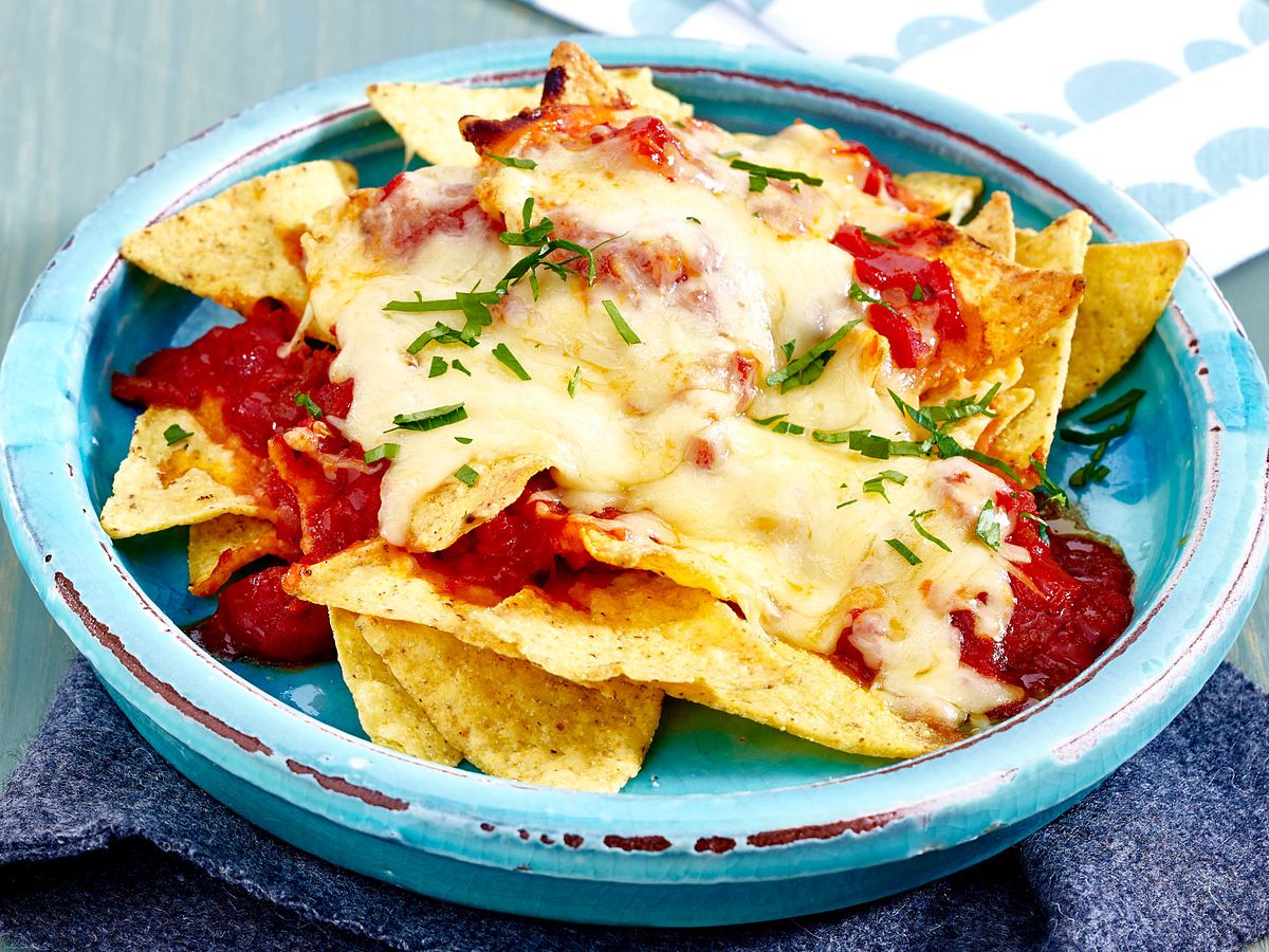 Überbackene Nachos mit Salsa und Käse Rezept