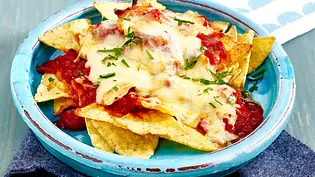 Überbackene Nachos mit Salsa und Käse Rezept - Foto: LECKER @ Bauer Media Group Überbackene Nachos mit Salsa und Käse Rezept - Foto: LECKER @ Bauer Media Group