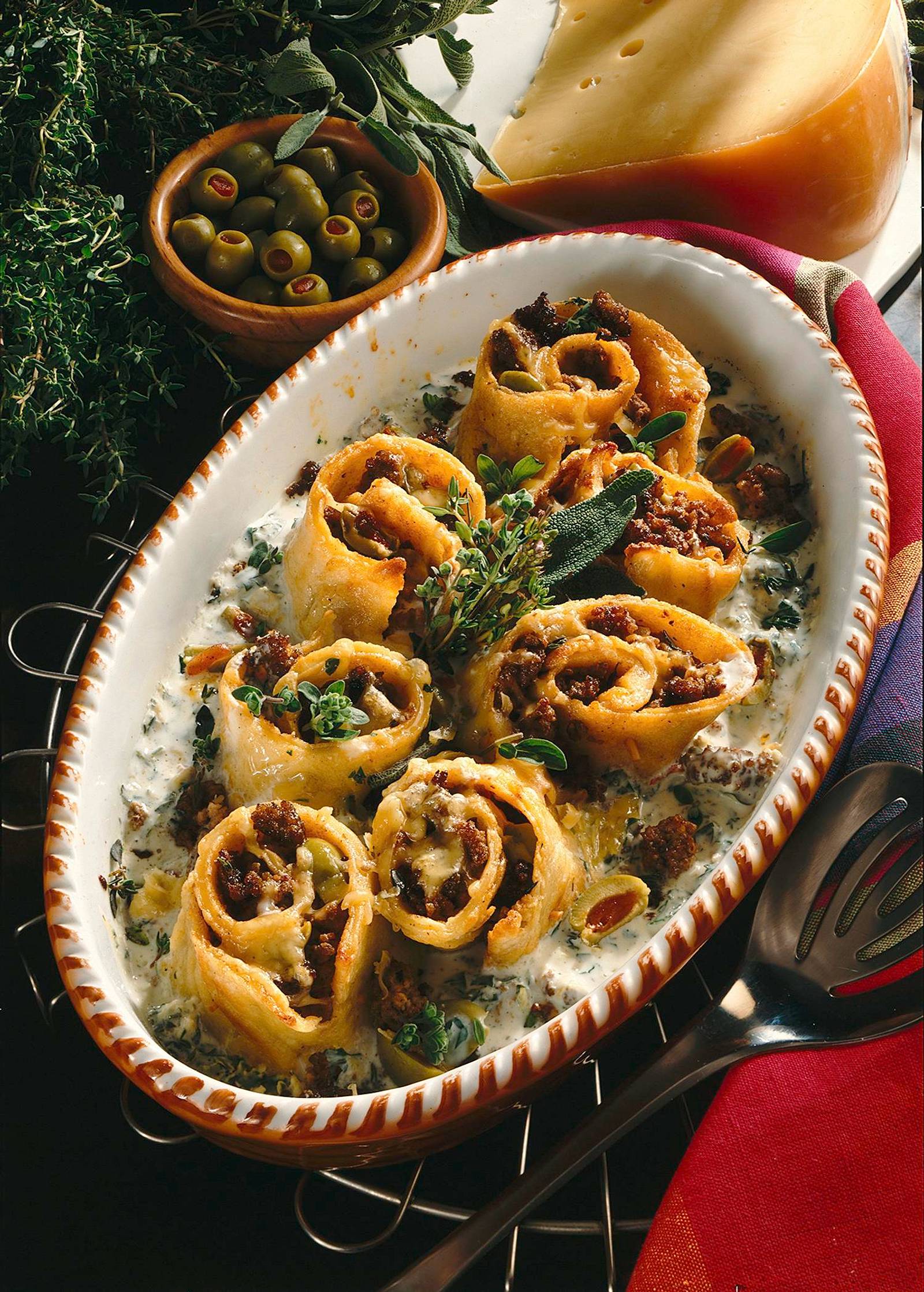 Überbackene Pfannkuchenschnecken mit Hackfüllung Rezept | LECKER