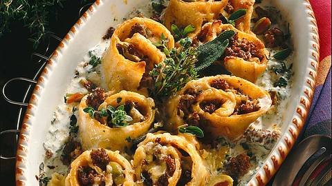 Überbackene Pfannkuchenschnecken mit Hackfüllung Rezept - Foto: House of Food / Bauer Food Experts KG