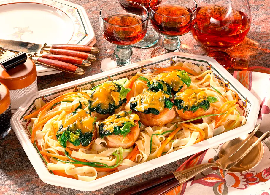 Überbackene Putenmedaillons auf bunten Gemüsenudeln Rezept Überbackene Putenmedaillons auf bunten Gemüsenudeln Rezept