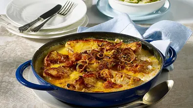 Überbackene Putensteaks mit Zwiebel-Käse-Kruste Rezept - Foto: LECKER @ Bauer Media Group