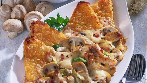 Überbackene Röstiecken mit Rahm-Geschnetzeltem Rezept - Foto: House of Food / Bauer Food Experts KG