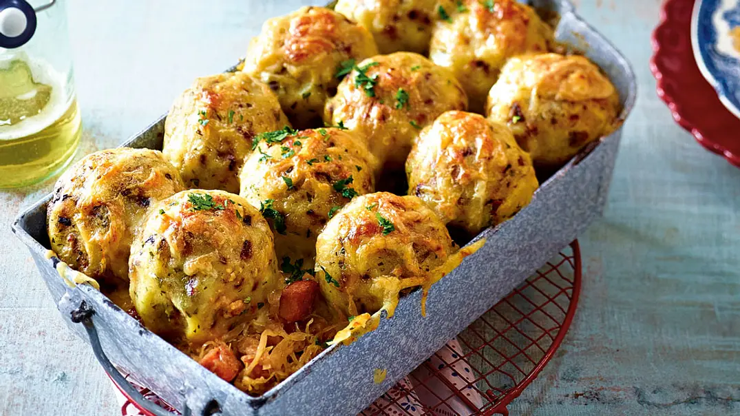 Überbackene Schinken-Brot-Knödel auf Sauerkraut mit Kasseler Rezept - Foto: LECKER @ Bauer Media Group Überbackene Schinken-Brot-Knödel auf Sauerkraut mit Kasseler Rezept - Foto: LECKER @ Bauer Media Group