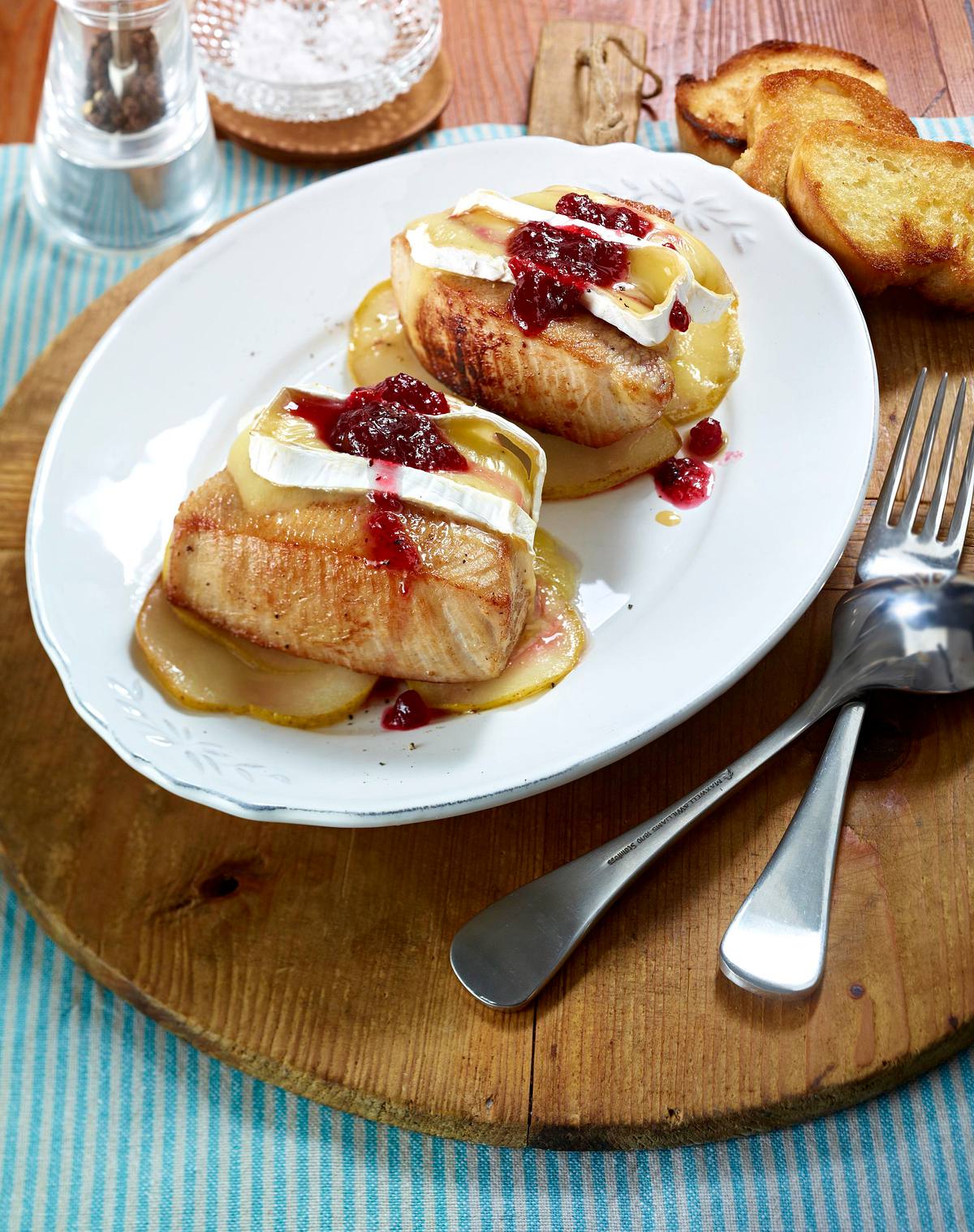 Überbackene Schnitzel mit Camembert Rezept