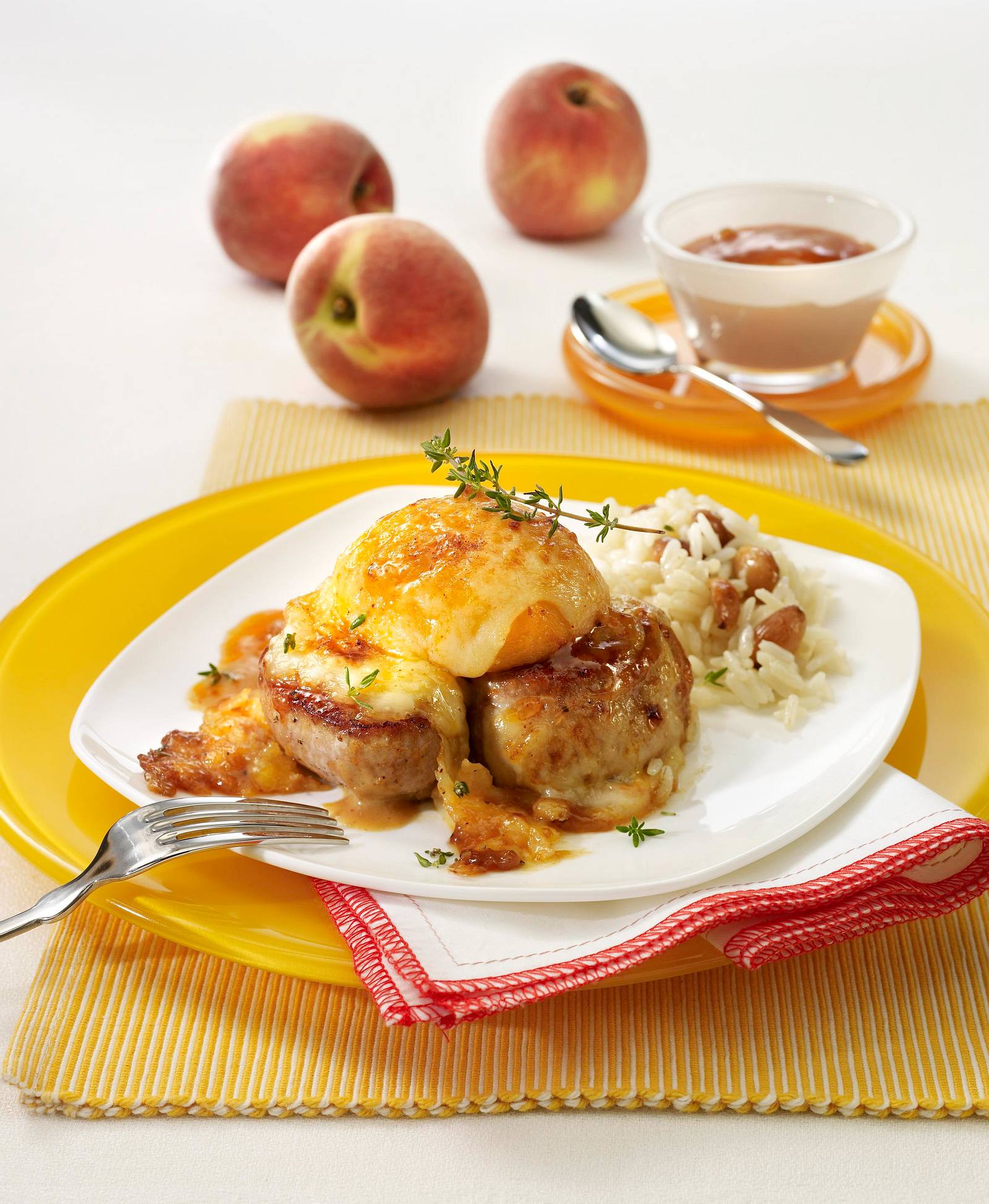 Überbackene Schweine-Medaillons mit Pfirsich Rezept | LECKER