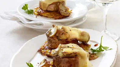 Überbackene Schweinemedaillons auf Schweizer Röstitaler Rezept - Foto: LECKER @ Bauer Media Group
