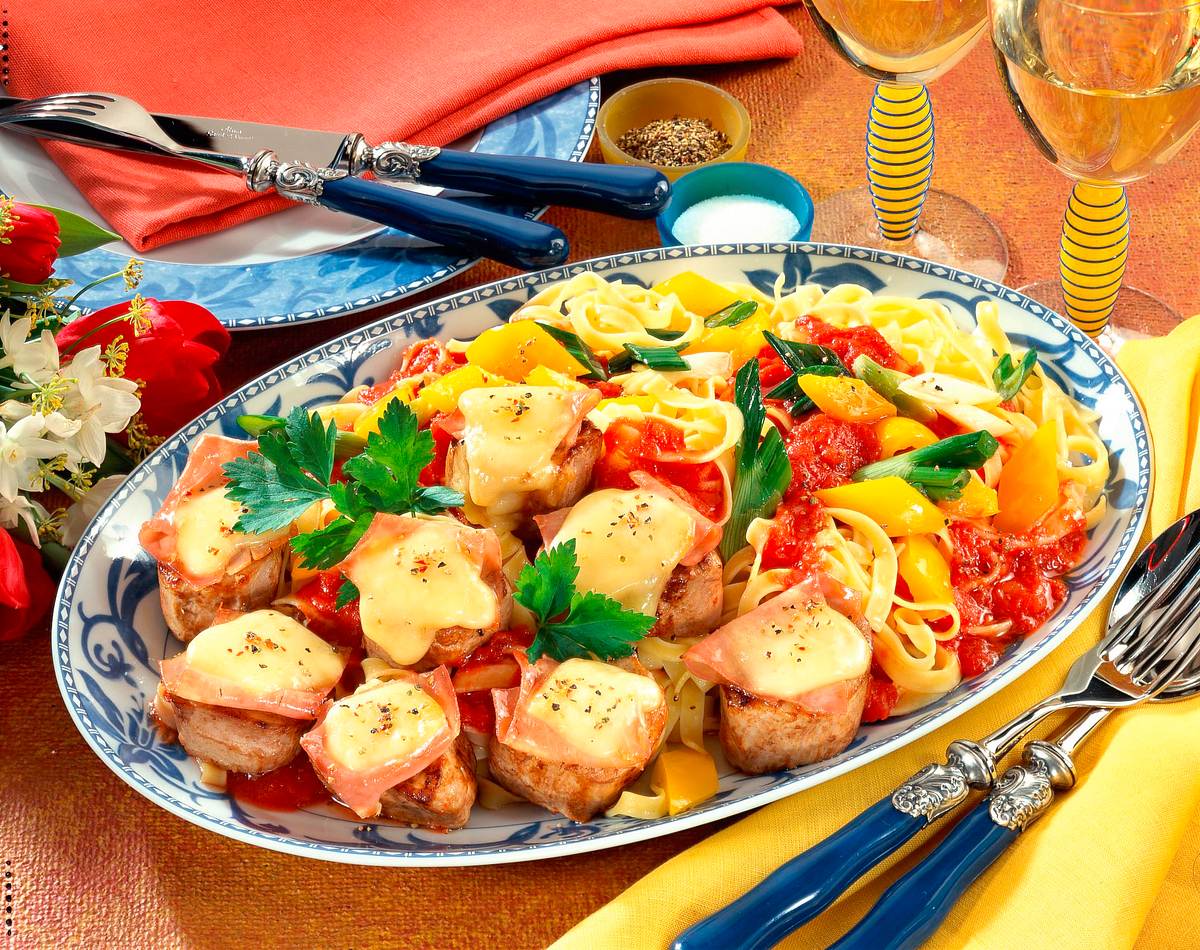Überbackene Schweinemedaillons mit Nudeln Rezept