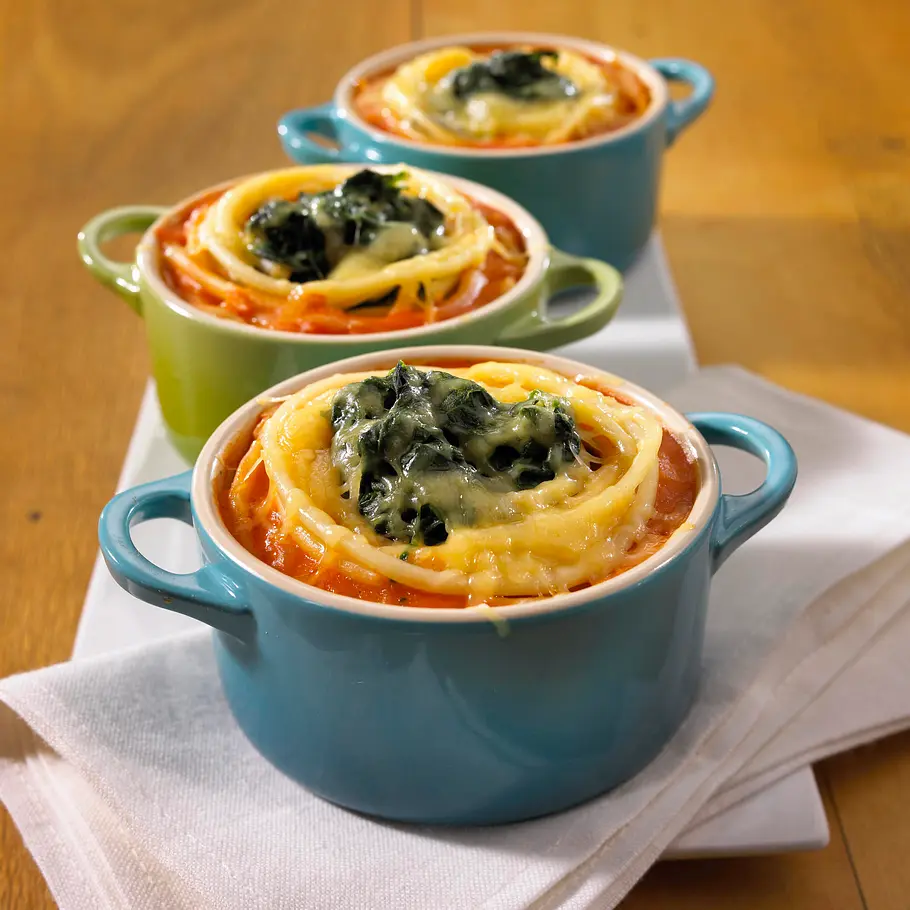 Überbackene Spinat-Nudel-Nester in Tomatensoße Rezept
