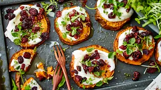 Überbackene Süßkartoffelscheiben zu Salat Rezept - Foto: LECKER @ Bauer Media Group Überbackene Süßkartoffelscheiben zu Salat Rezept - Foto: LECKER @ Bauer Media Group