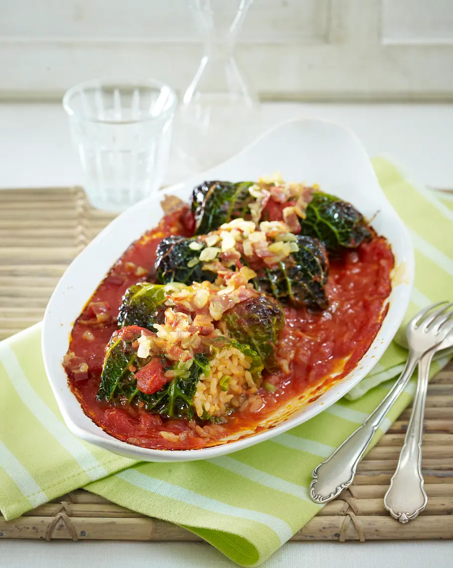 Überbackene Wirsingröllchen in Tomatensoße Rezept
