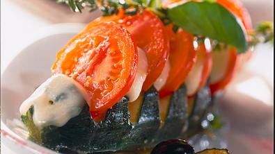Überbackene Zucchini mit Tomate und Mozzarella Rezept - Foto: LECKER @ Bauer Media Group
