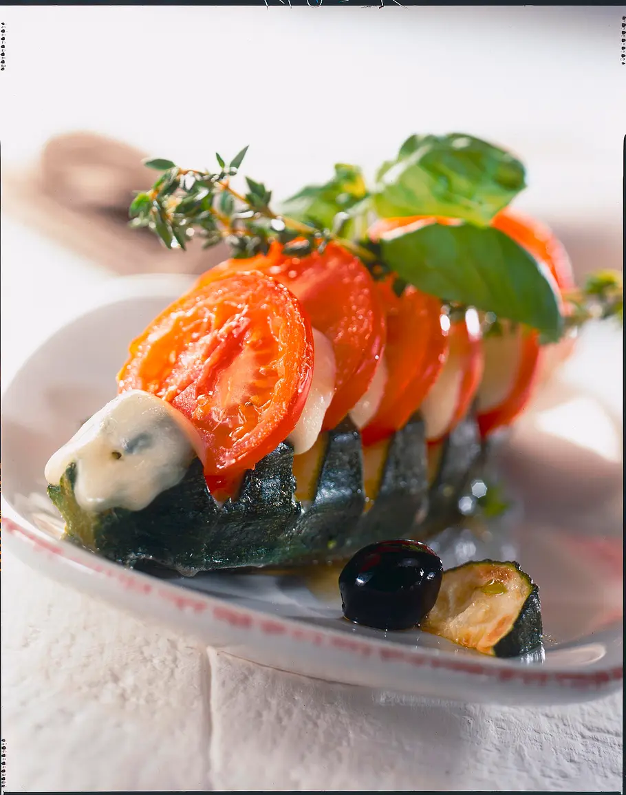 Überbackene Zucchini mit Tomate und Mozzarella Rezept Überbackene Zucchini mit Tomate und Mozzarella Rezept