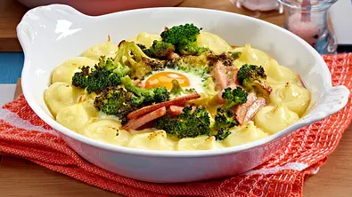 Überbackener Brokkoli mit Kartoffelpüree, Fleischwurst und Eiern Rezept - Foto: LECKER @ Bauer Media Group