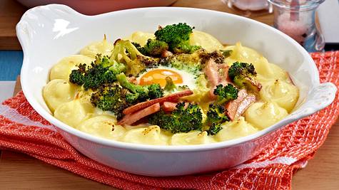 Überbackener Brokkoli mit Kartoffelpüree, Fleischwurst und Eiern Rezept - Foto: House of Food / Bauer Food Experts KG
