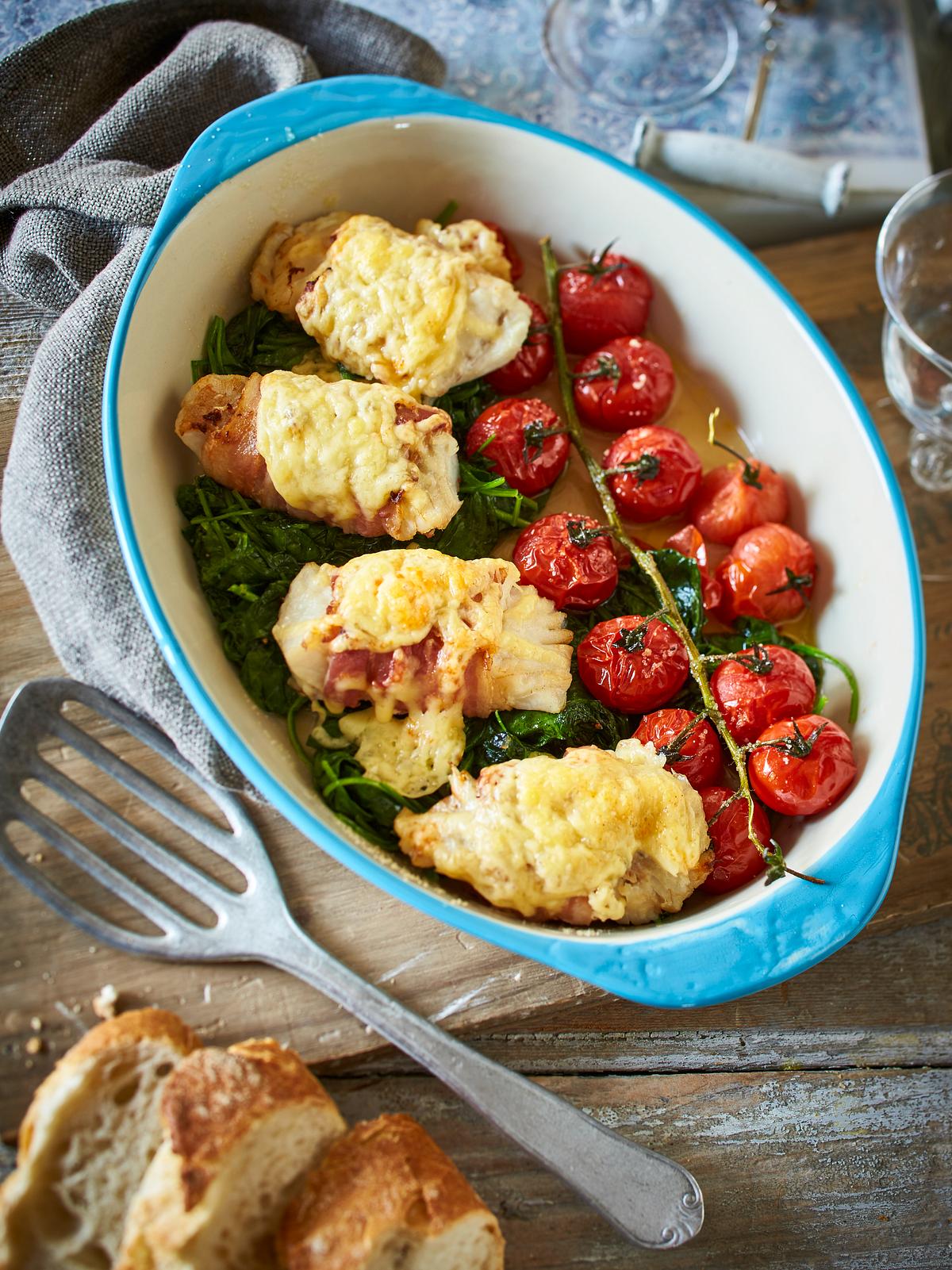 Überbackener Fisch auf Spinat-Tomaten-Bett Rezept