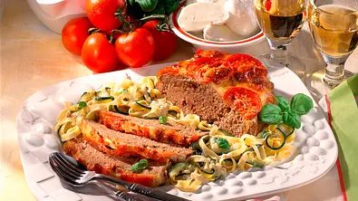 Überbackener Hackbraten mit Zucchini-Nudeln Rezept - Foto: LECKER @ Bauer Media Group