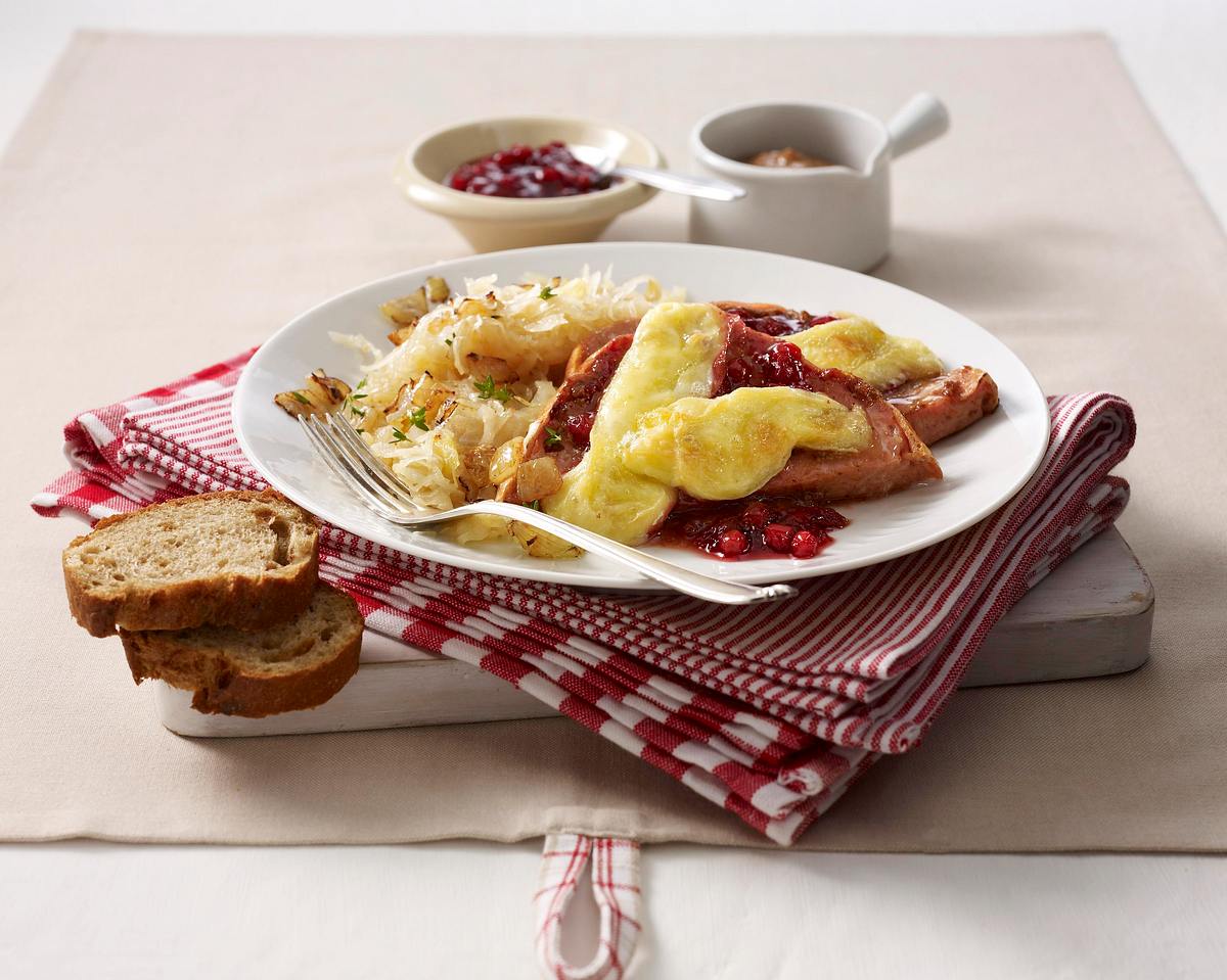 Überbackener Leberkäse auf geschmortem Sauerkraut Rezept