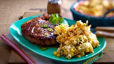 Überbackener Sour-Cream-Reis zu Steak Rezept - Foto: LECKER @ Bauer Media Group
