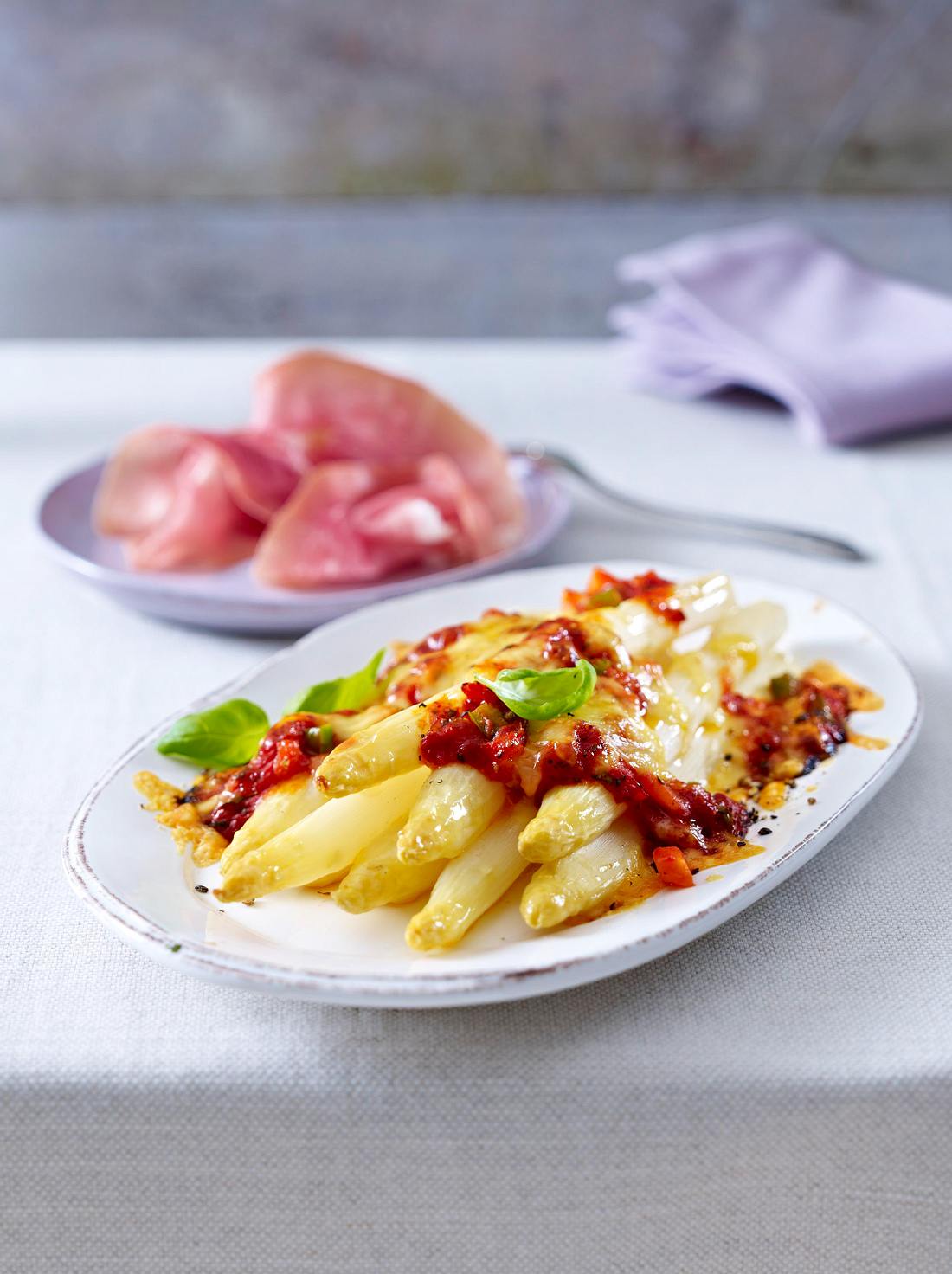 Überbackener Spargel mit Gemüse-Bolognese Rezept | LECKER