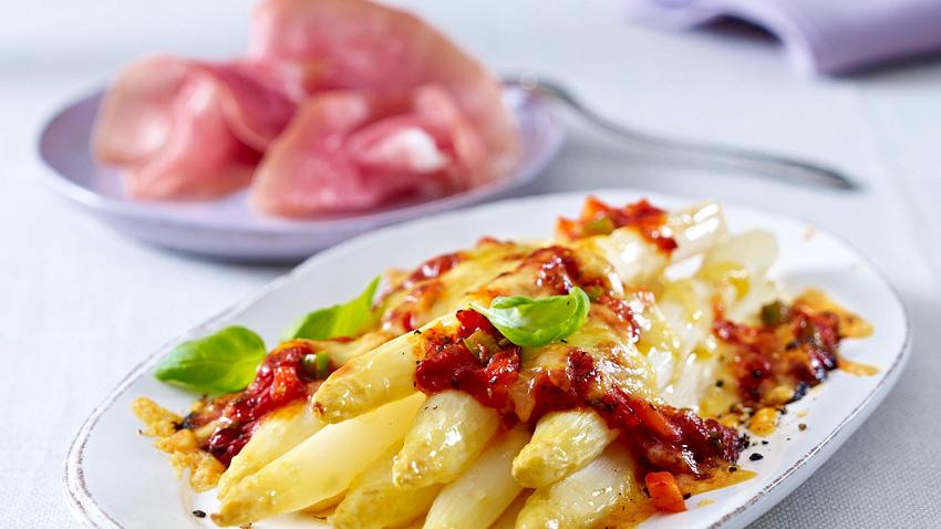 Überbackener Spargel mit Gemüse-Bolognese Rezept - Foto: House of Food / Bauer Food Experts KG