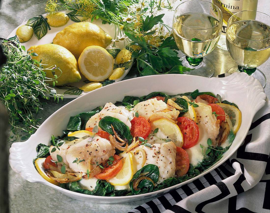 Überbackenes Fischfilet auf Gemüse Rezept | LECKER