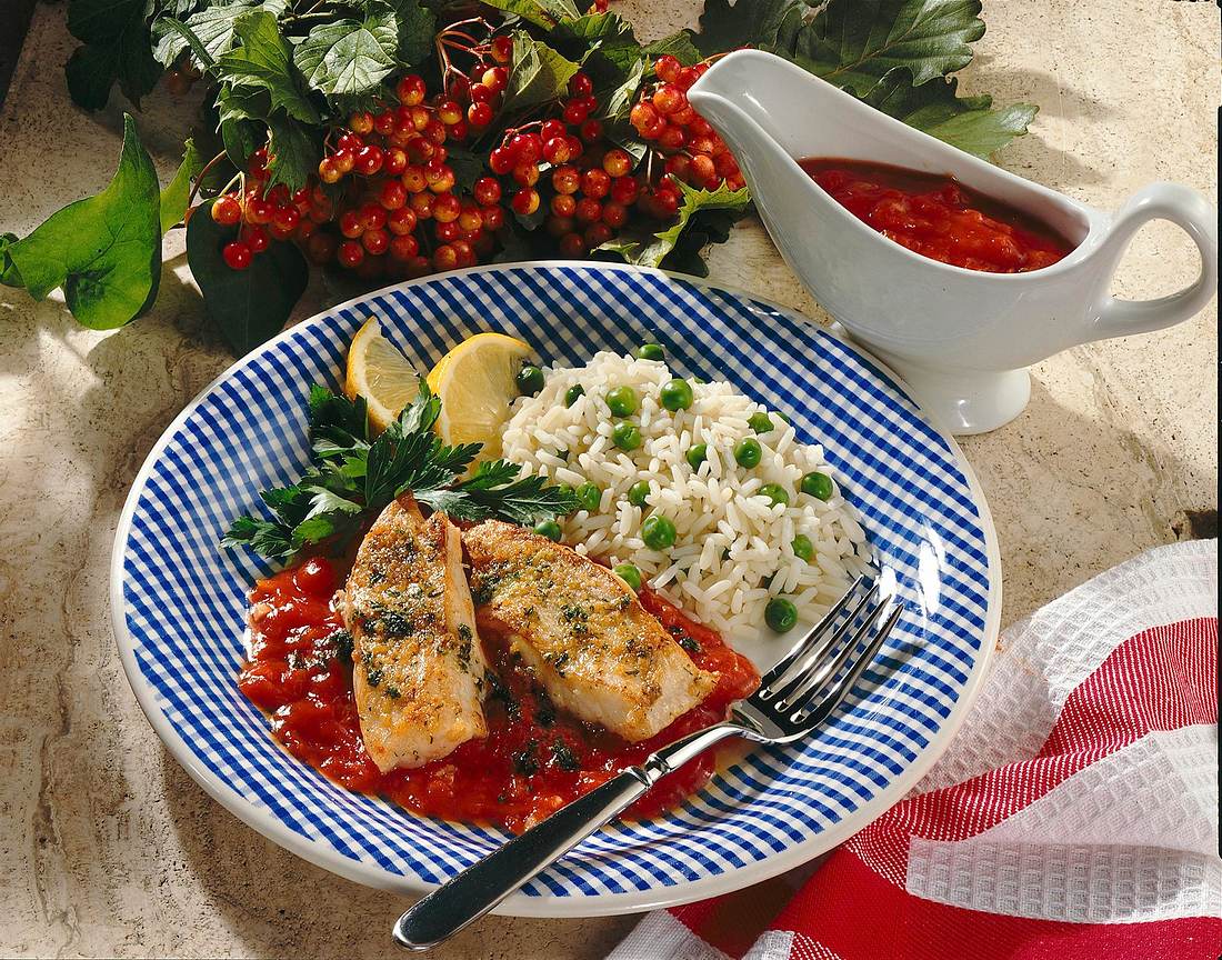 Überbackenes Fischfilet mit Tomatensoße und Erbsenreis Rezept Überbackenes Fischfilet mit Tomatensoße und Erbsenreis Rezept