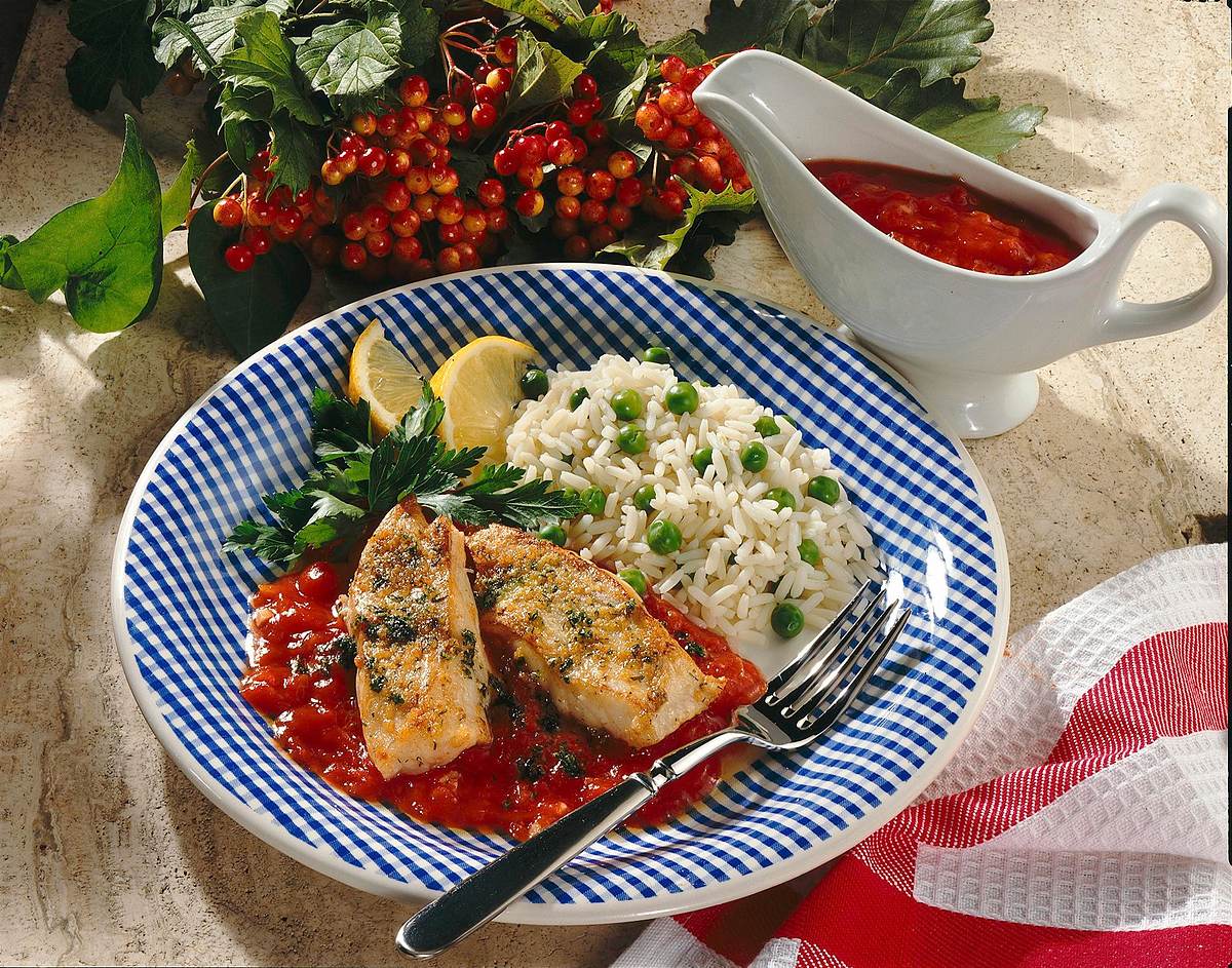 Überbackenes Fischfilet mit Tomatensoße und Erbsenreis Rezept