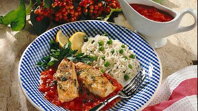 Überbackenes Fischfilet mit Tomatensoße und Erbsenreis Rezept - Foto: Maass