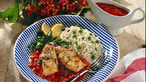 Überbackenes Fischfilet mit Tomatensoße und Erbsenreis Rezept - Foto: Maass
