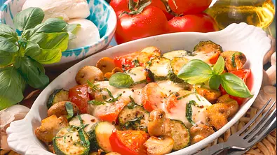 Überbackenes Gemüse mit Mozzarella Rezept - Foto: LECKER @ Bauer Media Group
