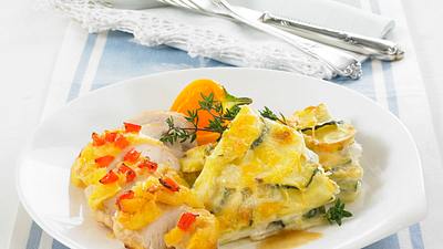 Überbackenes Hähnchenfilet mit Kartoffel-Zucchini-Gratin Rezept - Foto: LECKER @ Bauer Media Group