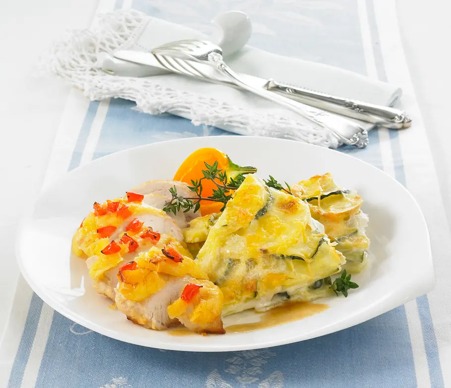 Überbackenes Hähnchenfilet mit Kartoffel-Zucchini-Gratin Rezept Überbackenes Hähnchenfilet mit Kartoffel-Zucchini-Gratin Rezept