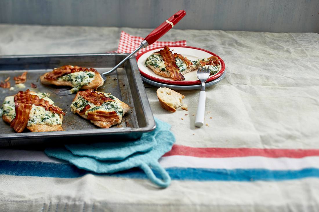 Überbackenes Putenschnitzel mit Käse-Spinat-Creme Rezept | LECKER