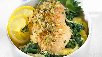 Überbackenes Rotbarschfilet auf Blattspinat Rezept - Foto: LECKER @ Bauer Media Group