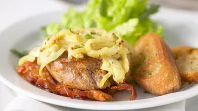 Überbackenes Schweinefilet Rezept - Foto: LECKER @ Bauer Media Group