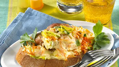 Überbackenes Schweinefilet auf Brot Rezept - Foto: LECKER @ Bauer Media Group