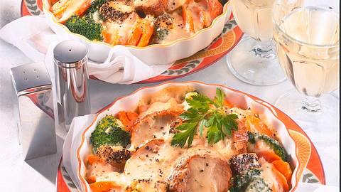 Überbackenes Schweinefilet im Möhren-Broccoli-Bett Rezept - Foto: Först, Thomas