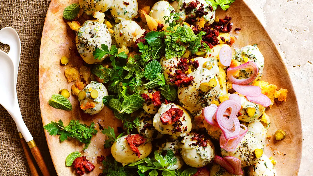 Überraschender Kartoffelsalat mit Viel-Kräuter-Creme Rezept - Foto: Stockfood / News Life Media