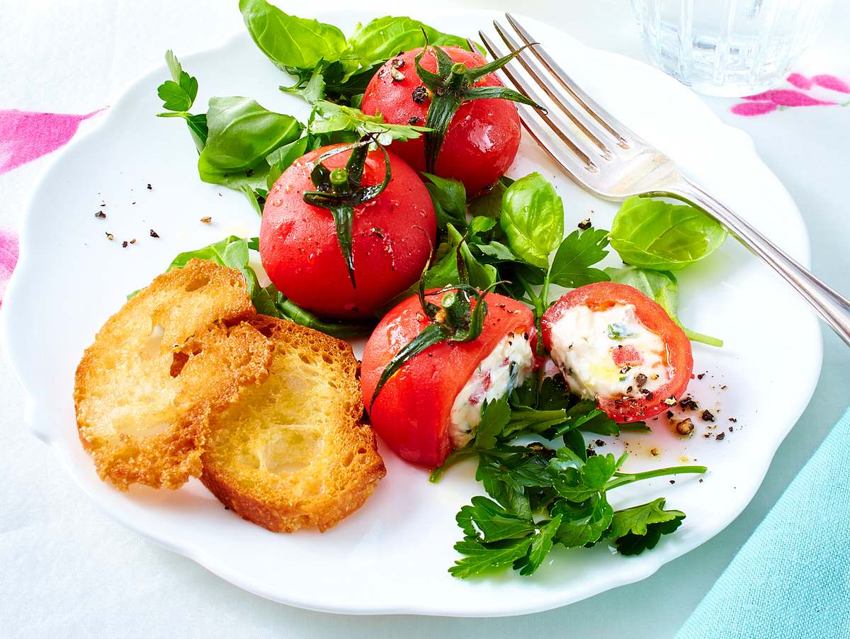 Überraschungs-Tomaten auf Kräutersalat Rezept